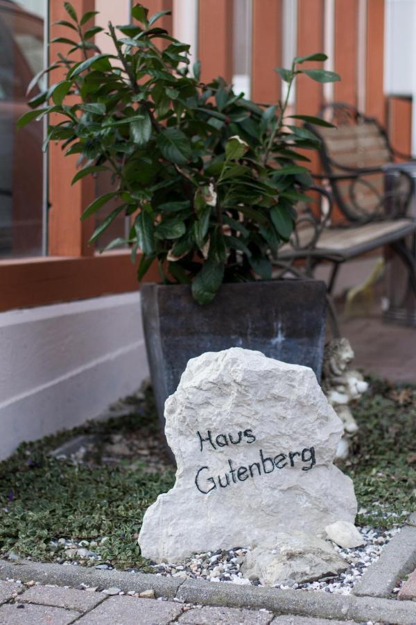 Hotel Garni Haus Zum Gutenberg Hallbergmoos Luaran gambar